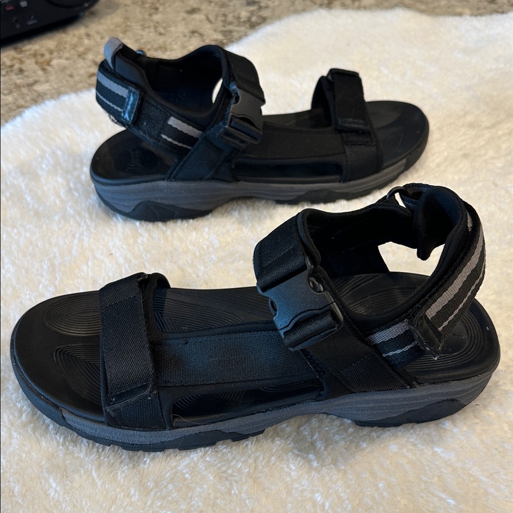 Bass sandals